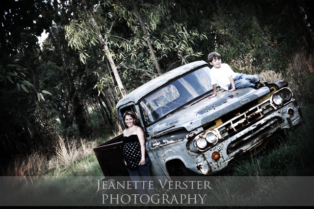 fiona-and-ethan-at-old-car
